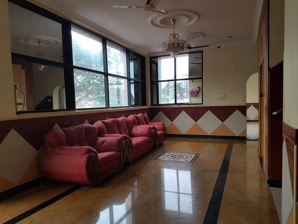 Hotel Subhalakshmi Palace Карайкуди Экстерьер фото