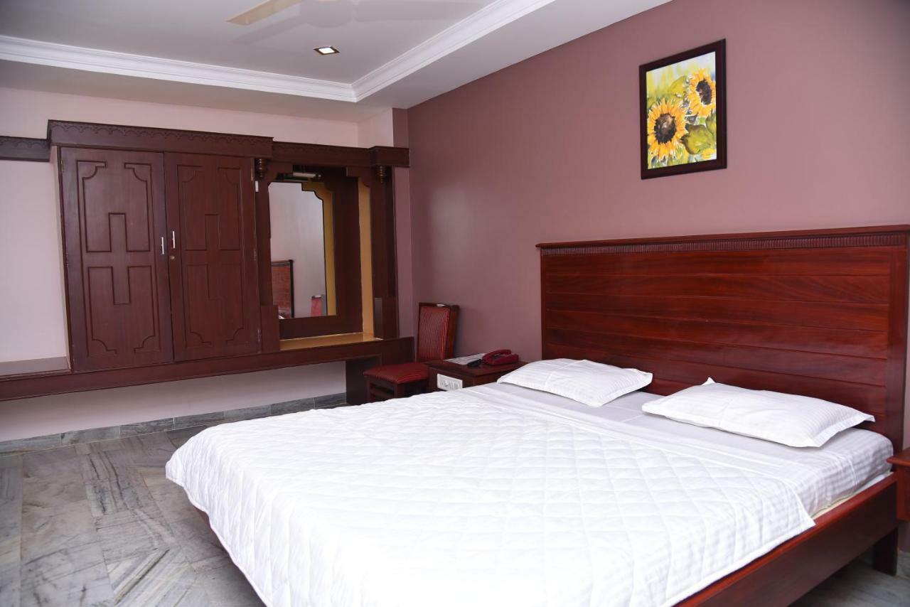 Hotel Subhalakshmi Palace Карайкуди Экстерьер фото